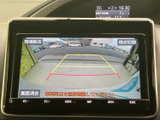 後方カメラは、車両後方の状況を鮮明に映し出し、安全な駐車をサポートします。狭い場所での取り回しも楽々で、運転に自信のない方にもおすすめです。