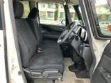 広々とした室内空間が魅力。運転席からの視界も良好で、運転に集中できます。シートの素材感も上質で、快適なドライブをサポートします。