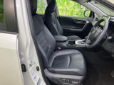 座り心地の良いシートが迎えてくれます。ドライバー視点からの眺界も広く、運転に集中できます。快適なドライブをサポートします。