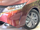 【LEDヘッドライト】悪天候や夜間走行時も良好な視界を確保し安心して運転できる高輝度LEDヘッドライトを装備!点灯速度が早く、消費電力も抑えられています。
