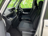 シンプルで機能的な内装で、使いやすさを追求しています。運転に必要な情報が視認しやすく、安全運転をサポートします。