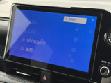 多彩な機能を持つモニター画面。車両情報や設定変更など、様々な操作を直感的に行えます。後席の方も動画を楽しめますね。