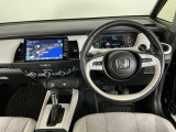 【ハンドル】運転にかかわる様々な操作を安全に行えるように視点移動が少なく操作性に配慮されたスイッチ類が凝縮されたコックピットです。