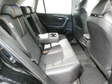 後部座席も広々とした空間で快適に過ごせます。