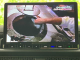 鮮やかな映像で映画や動画を楽しめるモニター。後部座席の乗員を飽きさせない、充実したエンターテイメント機能です。