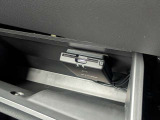 グローブボックス内にすっきりと収まるETC車載器を装着済み。高速道路の料金所もスムーズに通過でき、遠出や旅行の際にも欠かせない便利な装備です。