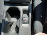 電動パーキングブレーキは、従来の足踏み式に比べ、しっかりと車をホールドしてくれるので安心です。女性の方には特に安心いただける装備です