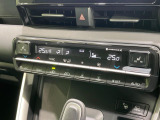 【左右独立型フルオートエアコン】運転席と助手席でそれぞれお好みの温度に設定可能。同乗者にも配慮した、快適な空調をお届け致します。