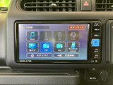 多様な情報を表示できるモニター画面。車両情報や各種設定などを確認できます。運転に必要な情報を的確に把握し、安全運転をサポートします。