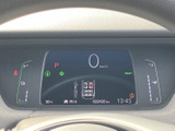 視認性の高いメーターで、運転に必要な情報を的確に把握できます。洗練されたデザインが、空間をスタイリッシュに演出します。