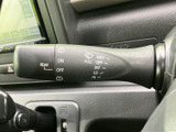 操作しやすい位置に配置されたレバーで、安全な車線変更をサポート。確実な操作感で、ドライバーの安心感を高めます。直感的に使える設計。