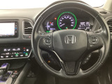【ハンドル】運転にかかわる様々な操作を安全に行えるように視点移動が少なく操作性に配慮されたスイッチ類が凝縮されたコックピットです。