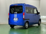 後席の窓には外から車内が見えにくくなるプライバシーガラスを採用。周りを気にせずリラックスして過ごせます