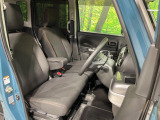 運転席まわりには十分なスペースがあり、大柄な方でもゆったり運転していただける環境です。