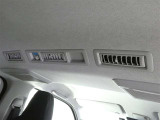 後部座席用にリヤクーラーが装備されています。暑い夏でも涼しい風で快適な空間が広がります。