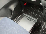 助手席シートアンダーボックス(車検証収納トレイ付)
