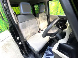 運転席まわりには十分なスペースがあり、大柄な方でもゆったり運転していただける環境です。