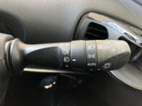 操作しやすいウインカーレバーで、スムーズな車線変更や右左折を実現。安全運転をサポートする重要な機能です。