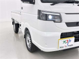 明るいライトが夜道を明るく照らしてくれます。 運転する上で、道路状況をいかに早く認識できるか重要なポイントです。 白色光が暗い道も明るく照らしてくれますよ。