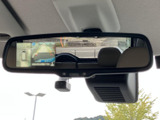 後方の状況を鮮明に映し出し、安全な駐車をサポート。狭い場所でも、スムーズに車庫入れができます。