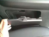 助手席のドア内側には、小物や車検証を入れることができます