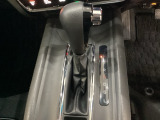 CVT車のセレクトレバーです。低速から高速まで、変速ショックのないスムーズな走りと、エンジン効率のよい領域を維持して燃費にも貢献します。