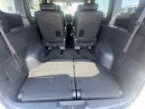 リアシート収納で、大きな荷室として利用できます。