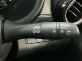 【オートライト】車のセンサーが周囲の明るさを感知し、自動でヘッドライトを点灯・消灯する機能です。この機能は夕暮れ時の交通事故が多い時間帯の安全性を高めてくれます。