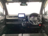 【前方視界】開放的な前方視界!運転がしやすく疲れにくいです♪窓が大きく、見通しがとっても良いおクルマですよ♪