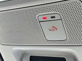 SOSコールは急病時やあおり運転被害などの危険を感じた時スイッチを押すと専門のオペレータに繋がって警察や消防への連携をサポートしてくれます。万が一の事故発生時にはエアバッグ展開と連動して自動通報します。
