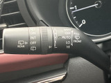 雨天時でもクリアな視界を確保するワイパーレバー。運転状況に合わせて、最適な設定が可能です。