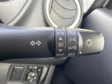 操作しやすいウインカーレバーで、安全な車線変更をサポートします。ヘッドライトの操作もスムーズに行え、夜間走行も安心です。