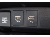 ドライブの時間をスマートフォン等の充電時間に。運転席からも助手席からも使いやすい位置に、急速充電対応タイプのUSBジャックを設けました。