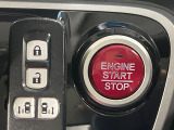 【Hondaスマートキー】カバンやポケットに入れたままでもドアの施錠・解錠が可能なスマートキーを装備。エンジンのオン・オフ時もカギを取り出す必要が無いからとっても便利です♪