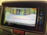 【バックカメラ】駐車時に後方がリアルタイム映像で確認できます。大型商業施設や立体駐車場での駐車時や、夜間のバック時に大活躍!運転スキルに関わらず、今や必須となった装備のひとつです!
