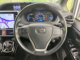 インテリアに合わせたデザインのステアリングは、運転される方のことも考え、運転しやすい形状、大きさです。是非一度、実際に触ってお確かめください。