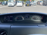 視認性の高いメーターは、運転に必要な情報をドライバーに分かりやすく伝えます。デジタル表示により、洗練された印象を与えます。