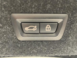 電動パワーゲートです。開閉がボタン1つで開け閉め行えます。また、状況に応じてのトランクハッチ開閉量を簡単に設定可能です。スマートオープナーも便利な機能です。ぜひお試しください。