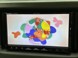 停車中にテレビや映像を楽しめる機能が搭載されています。長距離移動や休憩時間に、リラックスした時間をお過ごしいただけます。(※走行中の視聴は法律で禁止されています)。