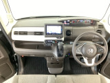 【前方視界】開放的な前方視界!運転がしやすく疲れにくいです♪窓が大きく、見通しがとっても良いおクルマですよ♪