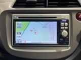 運転席からでも見やすい位置に配置された地図画面です。目的地設定も簡単に行え、スムーズなナビゲーションをサポートします。