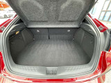 荷室左右のパネルの蓋、トノカバーが在ることによりロードノイズが抑えられてます。