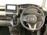 【ハンドル】運転にかかわる様々な操作を安全に行えるように視点移動が少なく操作性に配慮されたスイッチ類が凝縮されたコックピットです。