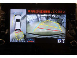 パノラミックビューモニター付きです。車両を上から見たような映像をディスプレイ画面上に表示。運転席からの目視だけでは見にくい、車両周辺の状況をリアルタイムでしっかり確認できます。