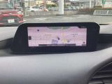 【マツダコネクト】  オーディオ操作、車両装備、ナビ案内など、統合的にモニターできる見やすいサイズのディスプレイです。