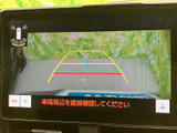 後方確認をサポートするモニター画面。駐車時や狭い道でも安全に運転をサポートし、運転の負担を軽減します。