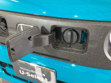 急速充電は、車内のボタンを操作して開け、別売りの充電コネクターを差し、50Kwの高い出力で行うため、満充電まで約30分という早さです。詳しくはお店にお問い合わせください。