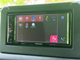 多彩なソースに対応し、快適なドライブをサポート。Bluetooth接続でスマホの音楽も楽しめます。使いやすいインターフェースで、操作も簡単です。