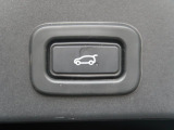 スイッチ一つでリアゲートの自動開閉をおこなうことができます。普段使いや買い物、荷物の多い長距離ドライブの際にはきっと役立ちます!