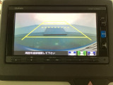バックでの車庫入れも安心です!リアカメラが付いているバックモニター付のナビを装備しております。操作線もついており距離感も画面から確認できます。